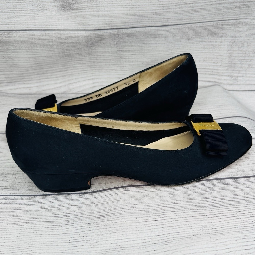 Salvatore Ferragamo Women's‎ Vara Bow Heels Navy Suede Size 5.5